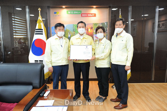 대구 남구보건소가 2020년 국가에방접종사업 우수기관으로 선정돼 기념촬영을 하고 있다. (사진=남구청 제공)