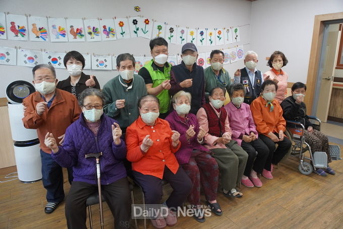 청송보현재가노인복지센터, 어버이날 맞아 안심마스크 제작·선물