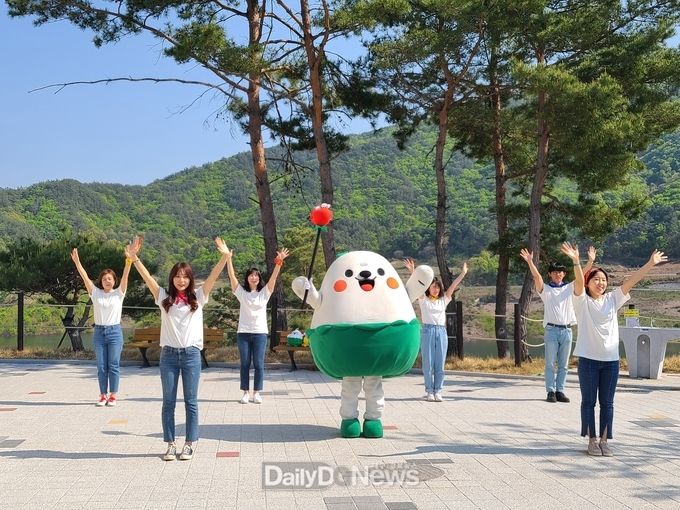 힐리 율동을 함께 하고 있는 힐리와 영주시청 직원들 모습