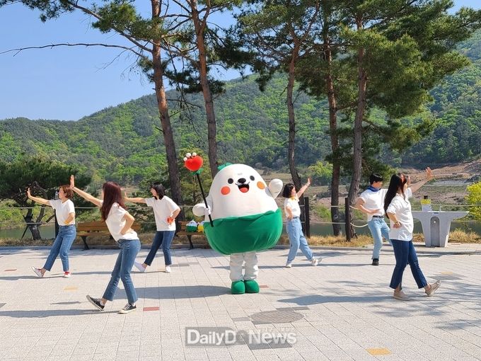 힐리 율동을 함께 하고 있는 힐리와 영주시청 직원들 모습