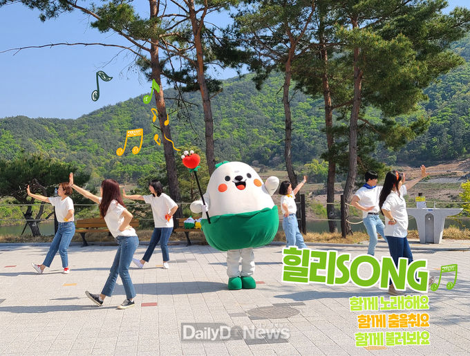 힐리 율동을 함께 하고 있는 힐리와 영주시청 직원들 모습