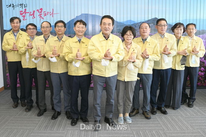 김문오 달성군수와 군청 간부 공직자들이 코로나19 의료진과 관계자들에 존경과 감사를 전하는 '덕분에 챌린지'에 동참하고 있다. (사진=달성군 제공)