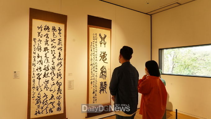 솔거미술관에서 열리고 있는 '경주 원로작가 초대전'을 12일 방문한 관람객이 한영구 작가의 작품 '여덕위린'을 관람하고 있다.