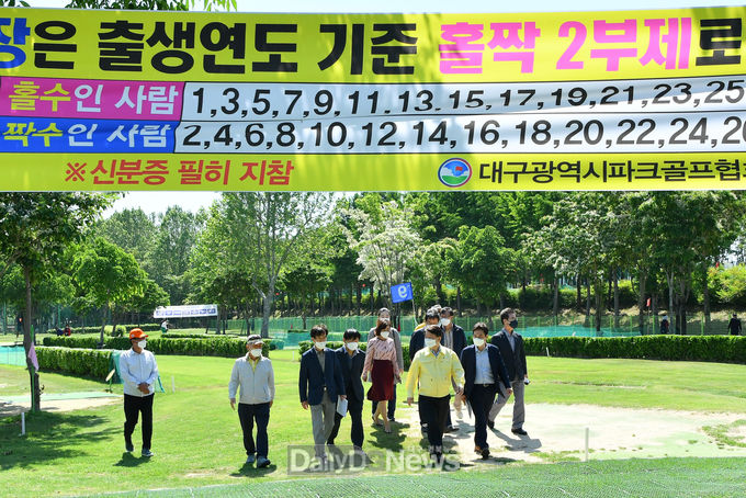 권영진 대구시장이 5월 13일 개장 첫날 강변파크골프장을 현장 점검하고 있는 모습. (사진=대구시 제공)
