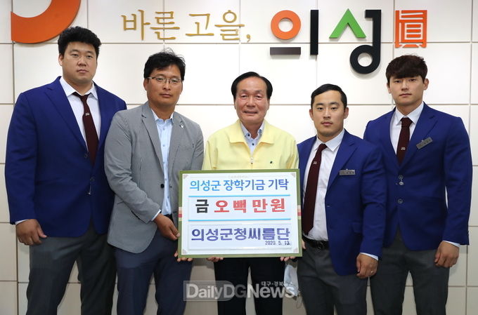 사진제공 의성군 오른쪽부터 박정우선수, 윤필재 선수, 김주수 의성군수, 배용수 코치, 손명호 선수