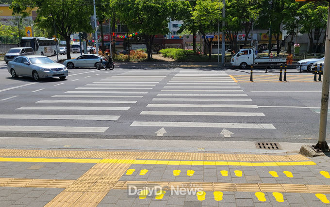 대구 북구 구암초등학교 앞에 설치된 노란발자국. (사진=북구청 제공)