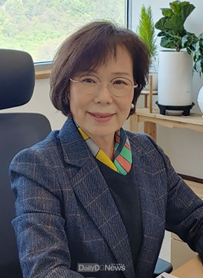 5월 11일 입양의 날을 맞아 국무총리 표창을 받은 박경민 계명대 간호대 교수. (사진=계명대 제공)