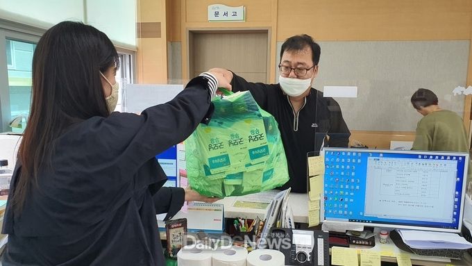 폐건전지와 종이팩을 새건건지로 교환하는 모습