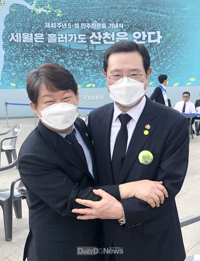 '제40주년 5.18민주화운동 기념식'에 참석한 권영진 대구시장(왼쪽)과 이용섭 광주시장(오른쪽). (사진=대구시 제공)