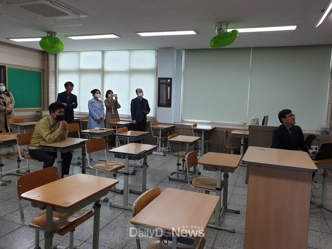 영덕군이 고3 등교를 앞두고 코로나19 확산 방지를 위한 방역체계를 확립했다