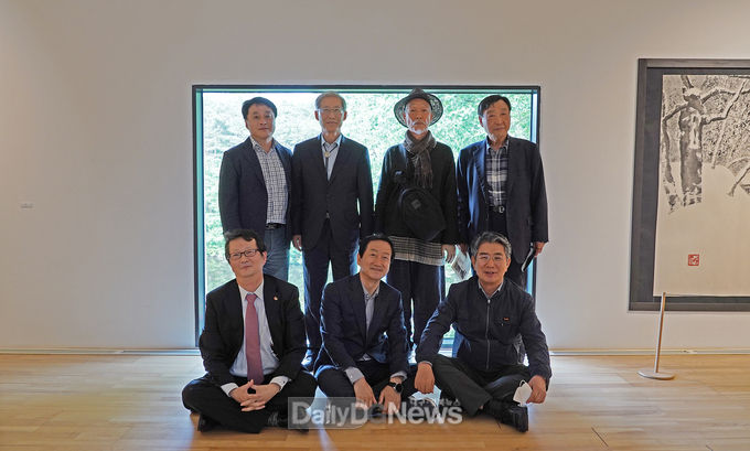 18일 경북문화관광 네트워크 활성화를 위한 관계기관 협의체 간담회를 진행한 기관장들이 솔거미술관을 방문해 기념촬영을하고 있다.