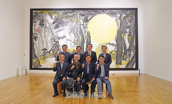 18일 경북문화관광 네트워크 활성화를 위한 관계기관 협의체 간담회를 진행한 기관장들이 솔거미술관을 방문해 기념촬영을하고 있다.