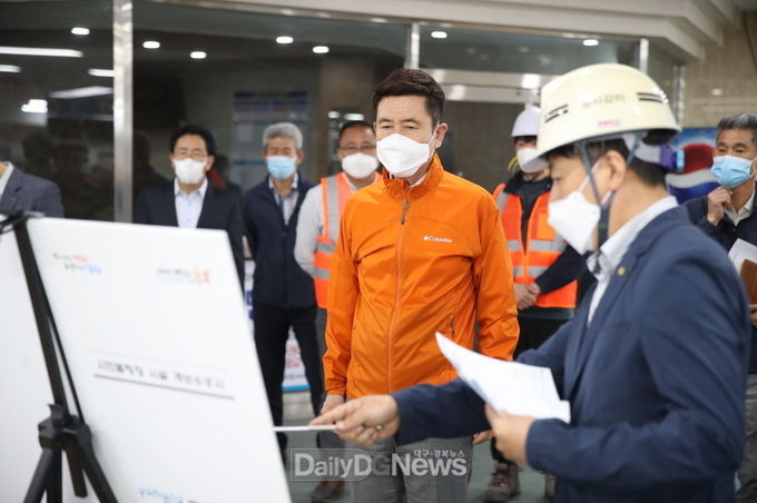 이강덕 포항시장 19일 남구 대도동 소재 시민볼링장 개보수공사 현장 방문