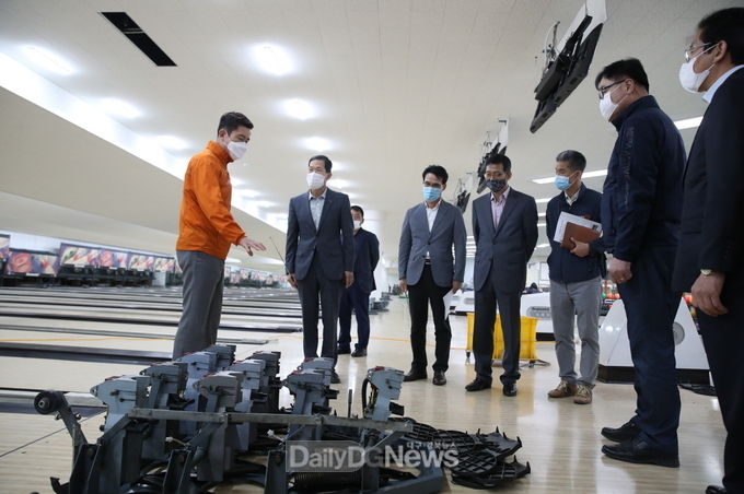 이강덕 포항시장 19일 남구 대도동 소재 시민볼링장 개보수공사 현장 방문