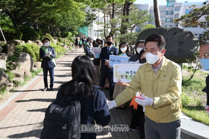 이강덕 포항시장, 고3 첫 등교 현장 찾아 학생들 격려