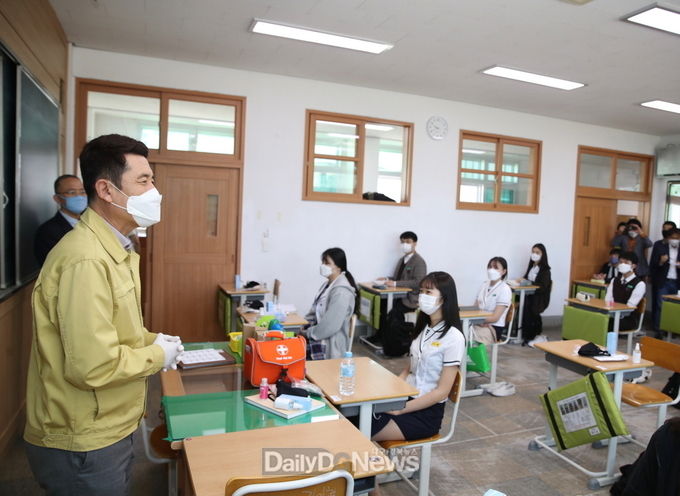 이강덕 포항시장, 고3 첫 등교 현장 찾아 학생들 격려