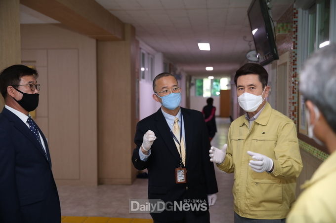 이강덕 포항시장, 고3 첫 등교 현장 찾아 학생들 격려