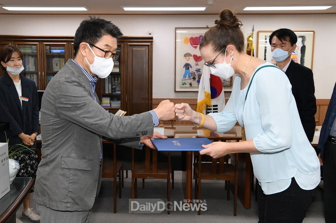 영주시장이 위촉장을 수여하고있다