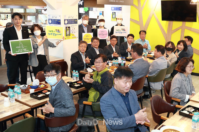 배광식 대구 북구청장과 간부공무원들이 5월 20일 산격종합시장 신다림길 청년몰을 방문해 코로나19로 위축된 민생경제 현장을 점검하고 오찬 간담회를 가지고 있다. (사진=북구청 제공)