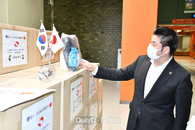 경주시에서 보낸 방호복 세트를 보고 있는 나카가와 겐(仲川げん) 나라시장.