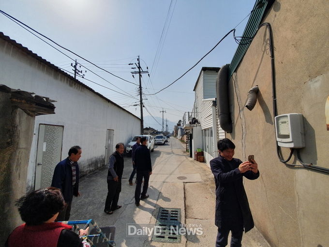 영주시, 풍기읍 도시재생사업 스타트!(풍기읍 도시재생사업 대상지 현장을 확인하며 주민들과 이야기를 나누는 모습)