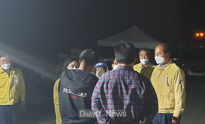 사진제공 상주시) 상주시장(오른쪽)이 선교센터 관계자에게 방역 상황을 확인하고 있다.