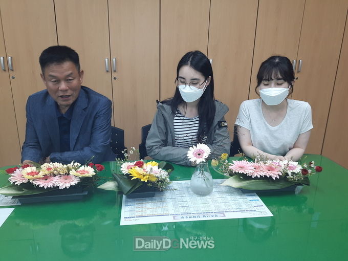 영주시, 거베라 꽃꽂이로 소비촉진 운동 전개! (거배라를 활용한 꽃꽂이 작품을 놓고 이야기 하는 모습)