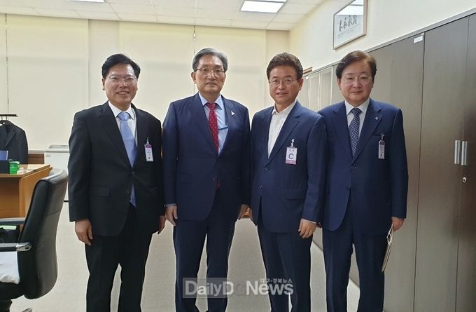 사진제공 경상북도( 왼쪽부터_이삼걸_노영민_비서실장_지사님_안동시장)
