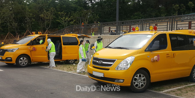 대구 달서구는 달서구자원봉사센터와 함께 5월 25일부터 학산근린공원주차장에서 대구·경북지역 최초로 ‘차량방역 드라이브 스루’를 운영하고 있다. (사진=달서구청 제공)