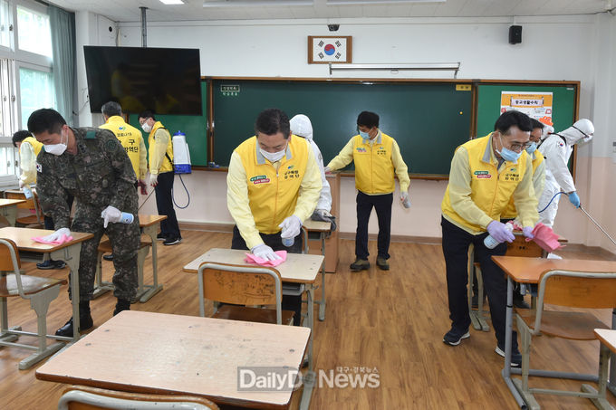 대구 남구청 특별방역단이 25일 대명중학교에서 소독방역활동을 실시하고 있다. (사진=남구청 제공)