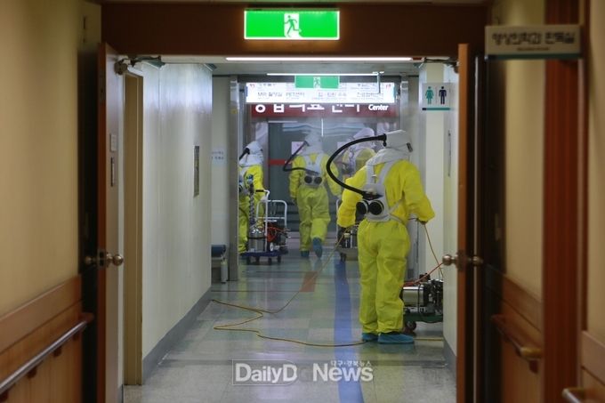 계명대학교 대구동산병원이 6월 15일 재개원을 앞두고 고강도 방역, 소독을 실시하고 있다. (사진=계명대 대구동산병원 제공)