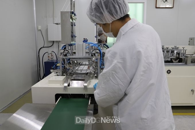 숲 중증장애인 다수고용사업장에서 마스크를 생산하는 모습. (사진=수성구청 제공)
