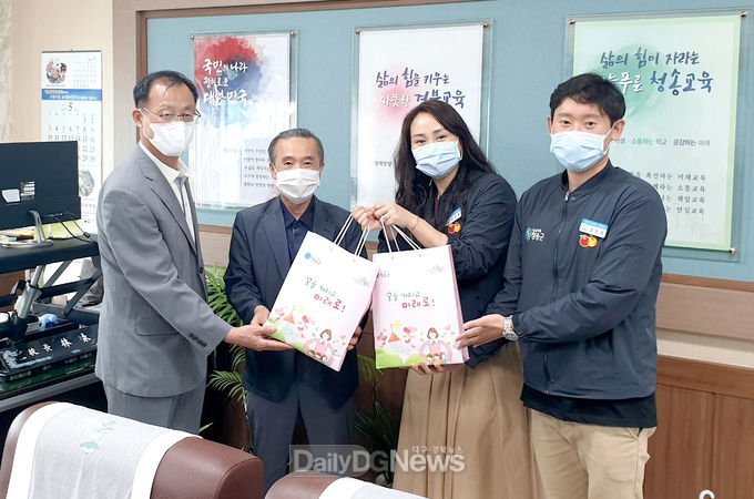 관내 중·고등학교에 칫솔세트 및 휴대용 손소독제 지원