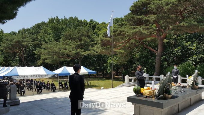 경주시, 호국보훈의 달 맞아 위패 봉안식 거행(이영석 경주시부시장이 호국보훈의 달을 맞아 위패 봉안식을 거행하고 있다)