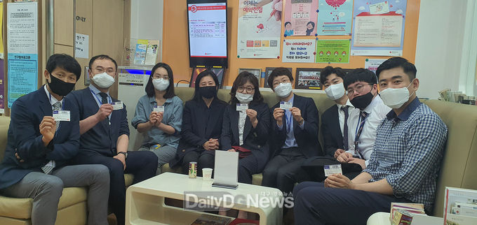 양금희 미래통합당 대구 북구갑 국회의원(가운데)이 1일 제21대 국회의원 임기를 보좌진들과 헌혈 나눔을 실천하면서 시작하고 있다. (사진=양금희 의원실 제공)