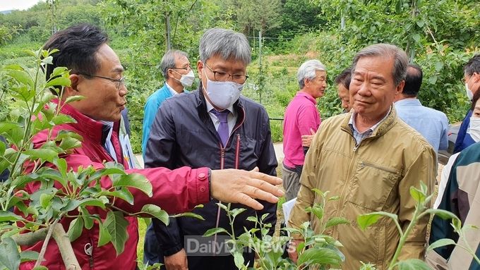 왼쪽에서부터 엄태항 봉화군수, 조재호 농림축산식품부 차관보