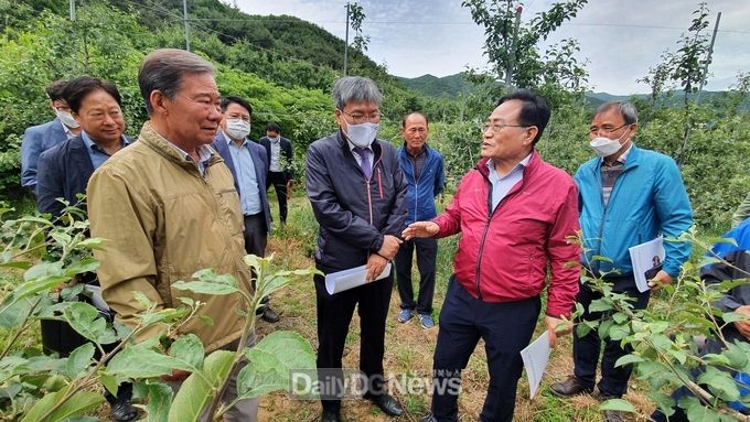  왼쪽에서부터 손규삼 대구경북능금농협장, 조재호 농림축산식품부