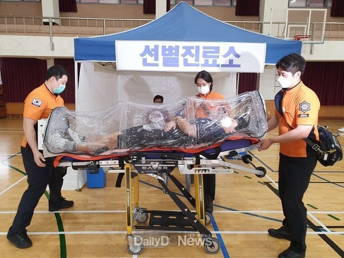 대구시교육청 '코로나19 대응 모의 훈련' 모습. (사진=대구시교육청 제공)