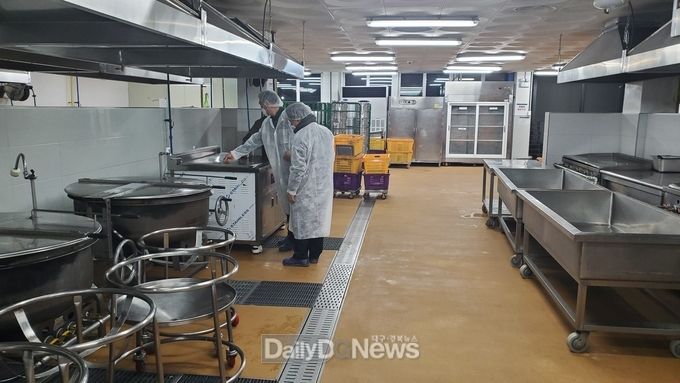 2019년 학교급식소, 식재료 공급업체 점검 모습. (사진=대구시 제공)