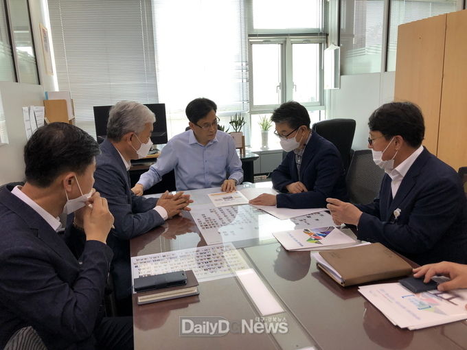 기획재정부를 방문해 국비확보를 위해 면담하고 있는 장욱현 영주시장