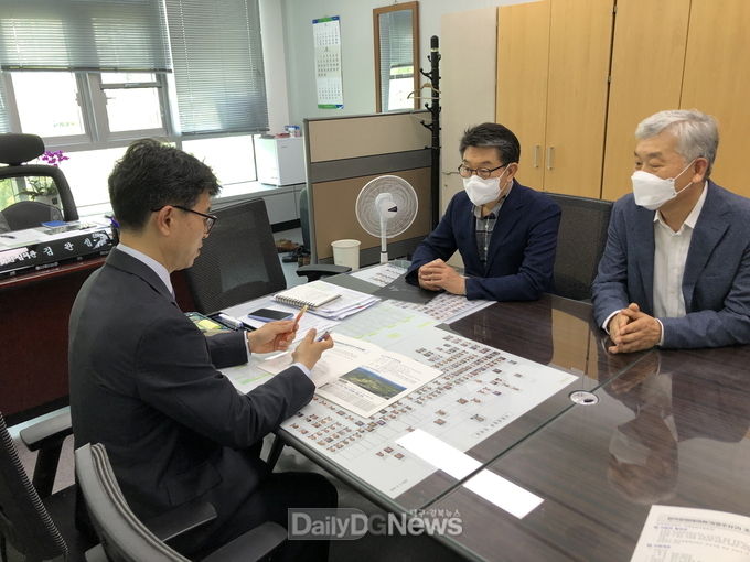 기획재정부를 방문해 국비확보를 위해 면담하고 있는 장욱현 영주시장