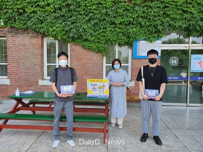 대구공업대학교 전자정보통신과에서 지난 6월 3일 1호관 앞에서 학과 학생들에게 코로나19로 인한 온라인 재택학습의 한계를 극복하고 실습에 도움을 주기 위한 전자실습키트를 전달하고 있다. (사진=대구공업대 제공)