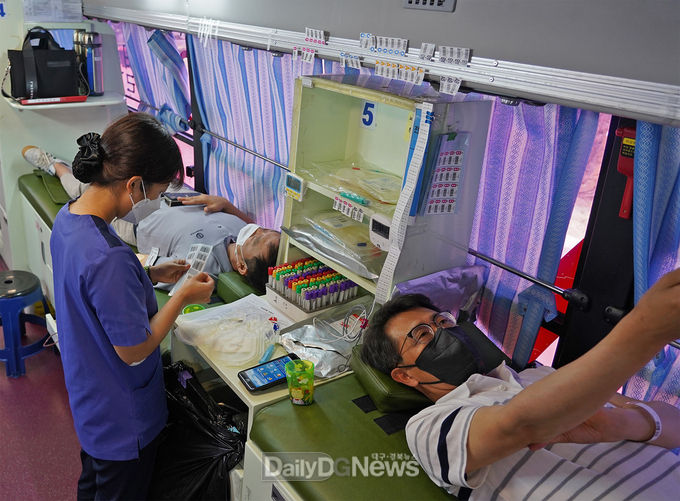 경주엑스포가 진행한 헌혈 캠페인에 참여한 직원들이 체혈을 하고 있다