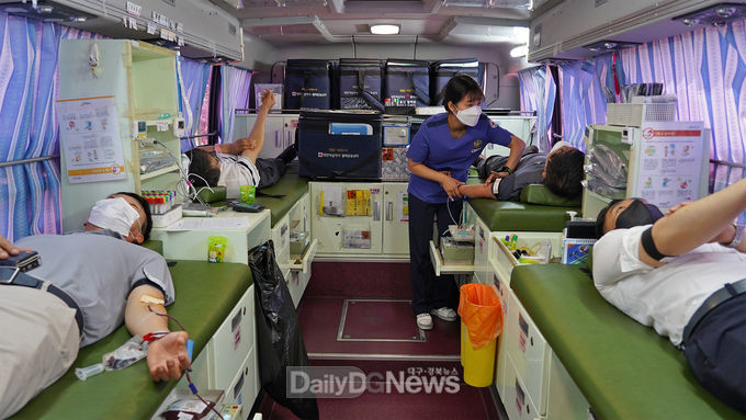 9일 경주엑스포에서 진행된 헌혈 캠페인에 참여한 직원들이 체혈을 하고 있다.