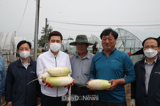 이강덕 포항시장, 수출용 ‘여름 무’ 출하 현장 방문