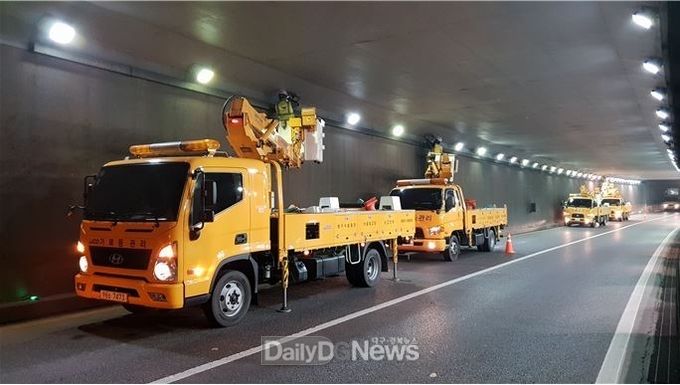 대구시설공단 자동차전용도로 가로등 야간 정비 모습. (사진=대구시설공단 제공)