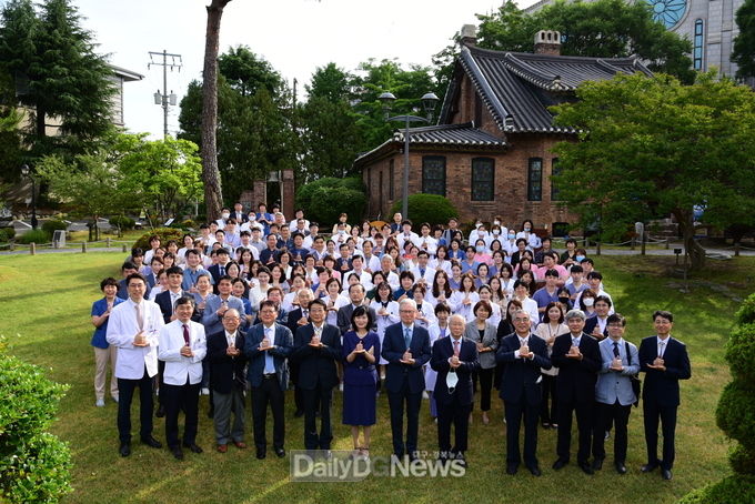 타종행사에 참석한 학교법인 계명대학교 산하 교직원들이 ‘덕분에’ 포즈를 취하며 대구동산병원 재개 원을 축하하고 있다. (사진=대구동산병원 제공)