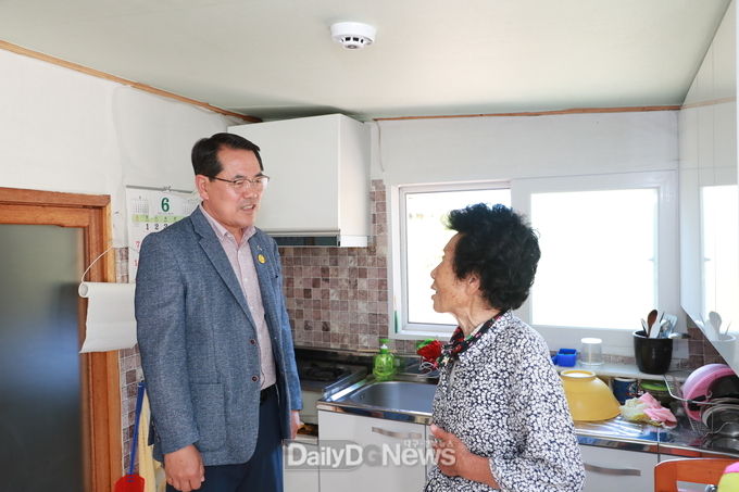 전찬걸 울진군수 태풍피해를 입은 가구를 직접 방문해 싱크대 교체현장을 점검