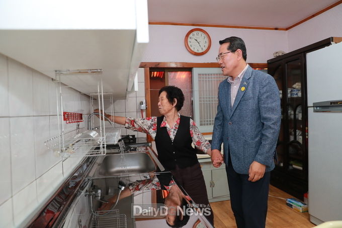 전찬걸 울진군수 태풍피해를 입은 가구를 직접 방문해 싱크대 교체현장을 점검