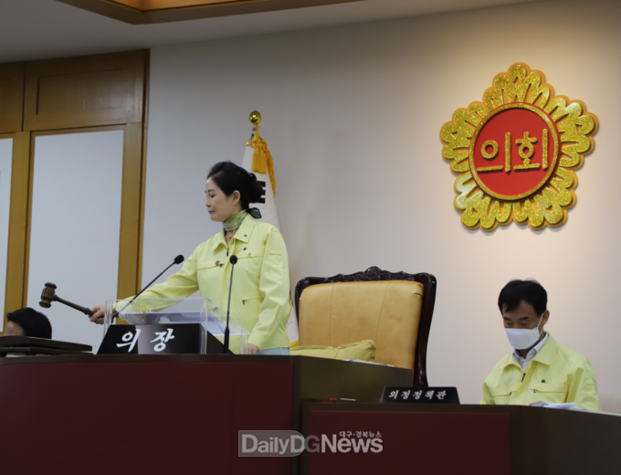 배지숙 대구시의회 의장이 후반기 의장으로 장상수 의원이 선출되었음을 발표하고 있다. (사진=이준호 기자)